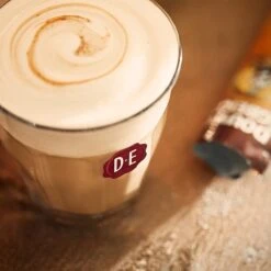 Douwe Egberts Verwenkoffie Latte Caramel Oploskoffie - 5 X 8 Zakjes -Koffie Drinken Winkel 1200x1200 224