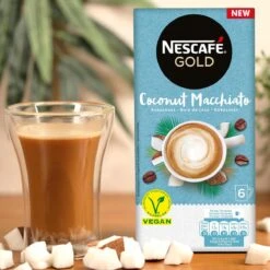 Nescafé Gold Coconut Macchiato Oploskoffie - 6 Doosjes à 6 Zakjes -Koffie Drinken Winkel 1200x1200 225
