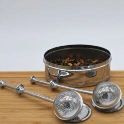 Blended Lifestyle® Theezeef Met Veer - Set Van 2 - Inclusief Lekplaatjes - Geschikt Voor Losse Kruiden 9 Blended Lifestyle® Theezeef Met Veer - Set Van 2 - Inclusief Lekplaatjes - Geschikt Voor Losse Kruiden -Koffie Drinken Winkel 1200x1200 335