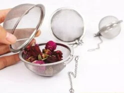 Kruidenei - Kruidenbuil - Kruidenfilter - Kruidenbol - Kruidenzeef - Filter Voor Kruiden - Thee Ei - Theezeef - 5,5CM Doorsnee -Koffie Drinken Winkel 1200x903 2